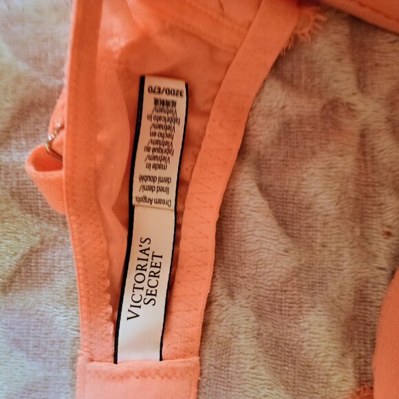 Victoria secret bra size 32DD - Picture 3 of 3
